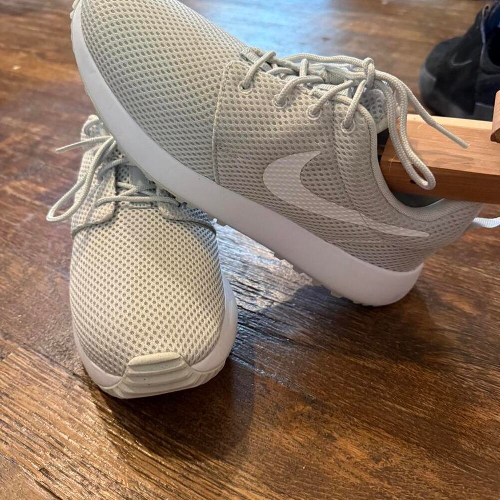 Nike roshe run white sneakers